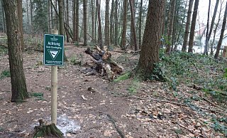Hier führt eigentlich der Wanderweg A9, Holter Waldweg, am Landerbach entlang. Im Hintergrund sind Häuser jenseits des Bachs zu sehen. Dieses Teilstück ist nun gesperrt. - Sigurd Gringel Hier führt eigentlich der Wanderweg A9, Holter Waldweg, am Landerbach entlang. Im Hintergrund sind Häuser jenseits des Bachs zu sehen. Dieses Teilstück ist nun gesperrt. - Sigurd Gringel