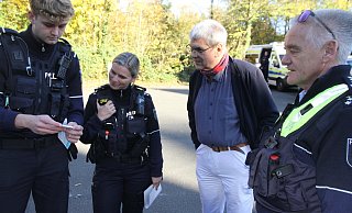 Kommissaranwärter Jonas Oertel (v. l.) mit dem Equipment zur Drogenüberprüfung, Drogenspezialistin Belinda Böhme, Thomas Huber und Dienststellenleiter Friedel Paul. - Johannes Büttner Kommissaranwärter Jonas Oertel (v. l.) mit dem Equipment zur Drogenüberprüfung, Drogenspezialistin Belinda Böhme, Thomas Huber und Dienststellenleiter Friedel Paul. - Johannes Büttner