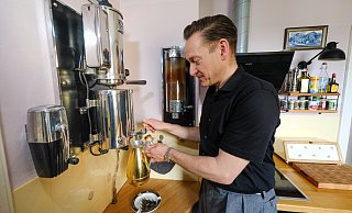 Remco Schaumann an einer sehr, sehr alten - aber sehr gut funktionierenden Kaffeemaschine. - Andreas Zobe Remco Schaumann an einer sehr, sehr alten - aber sehr gut funktionierenden Kaffeemaschine. - Andreas Zobe