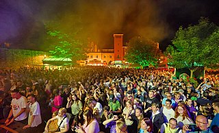 Beim Bierbrunnenfest verwandelt sich die Stadt Lübbecke für drei Tage in eine Party-Open-Air-Meile – mit Livemusik auf drei Bühnen. - Oliver Krato Beim Bierbrunnenfest verwandelt sich die Stadt Lübbecke für drei Tage in eine Party-Open-Air-Meile – mit Livemusik auf drei Bühnen. - Oliver Krato