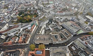 Bielefelds Innenstadt aus der Vogelperspektive: Gerade rund um die Bahnhofstraße (rechts im Bild der Karstadt-Komplex) gibt es stadtplanerisch einiges aufzuholen. - Peter Unger Bielefelds Innenstadt aus der Vogelperspektive: Gerade rund um die Bahnhofstraße (rechts im Bild der Karstadt-Komplex) gibt es stadtplanerisch einiges aufzuholen. - Peter Unger