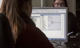 Im Zuge von Ermittlungen haben Beamte es oft mit großen Datenmengen zutun. - picture alliance / photothek Im Zuge von Ermittlungen haben Beamte es oft mit großen Datenmengen zutun. - picture alliance / photothek