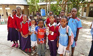 Die Kinder und Jugendlichen aus dem Kinderdorf Awassa freuen sich über jede Unterstützung. - Verein Dritte Welt und Umwelt Die Kinder und Jugendlichen aus dem Kinderdorf Awassa freuen sich über jede Unterstützung. - Verein Dritte Welt und Umwelt