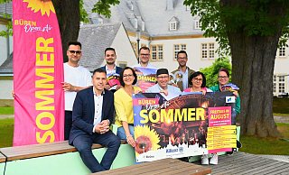 Bürgermeister Burkhard Schwuchow (vorne, v. l.), Isabel Schulte (Stadtmarketing), Achim Lenniger (Lennigers Leckerbissen), Beate Gausmann (Essbar) und Ramona Dietz (Plopp Shop) sowie David Haupt (Hauptevent, hinten, v. l.), Marc Langhans (Allianz Versicherung), Fabian Wälter (Westenergie) und Alexander Menke (Stadtmarketing) präsentieren das Event. - Stadt Büren Bürgermeister Burkhard Schwuchow (vorne, v. l.), Isabel Schulte (Stadtmarketing), Achim Lenniger (Lennigers Leckerbissen), Beate Gausmann (Essbar) und Ramona Dietz (Plopp Shop) sowie David Haupt (Hauptevent, hinten, v. l.), Marc Langhans (Allianz Versicherung), Fabian Wälter (Westenergie) und Alexander Menke (Stadtmarketing) präsentieren das Event. - Stadt Büren