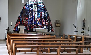 Der Kirchenraum in Calenberg ist verschlossen, gewährt aber einen Blick durch die seitliche Glastür ins Innere mit Ambo, Altar und Tabernakel. - Simone Flörke Der Kirchenraum in Calenberg ist verschlossen, gewährt aber einen Blick durch die seitliche Glastür ins Innere mit Ambo, Altar und Tabernakel. - Simone Flörke