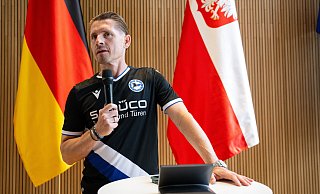 "König" Artur Wichiniarek lässt keinen Zweifel daran aufkommen, dass er im Pokalfinale zu Arminia hält. - Teresa Kröger "König" Artur Wichiniarek lässt keinen Zweifel daran aufkommen, dass er im Pokalfinale zu Arminia hält. - Teresa Kröger