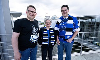 Die Abgeordneten Stefan Schwartze (SPD), Britta Haßelmann (Grüne) und Joachim Ebmeyer (CDU, v.l.) sind Mitglieder im Arminia-Fanklub des Bundestages. - Teresa Kröger Die Abgeordneten Stefan Schwartze (SPD), Britta Haßelmann (Grüne) und Joachim Ebmeyer (CDU, v.l.) sind Mitglieder im Arminia-Fanklub des Bundestages. - Teresa Kröger
