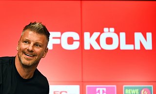 Lukas Kwasniok, neuer Trainer des 1. FC Köln, kommt zur Pressekonferenz. - picture alliance/dpa Lukas Kwasniok, neuer Trainer des 1. FC Köln, kommt zur Pressekonferenz. - picture alliance/dpa