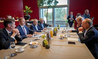 Finanzminister Christian Lindner (FDP, links in der Mitte) begrüßt Verbandsvertreter zu dem von ihm ausgerufenen Wirtschaftsgipfel. - picture alliance/dpa Finanzminister Christian Lindner (FDP, links in der Mitte) begrüßt Verbandsvertreter zu dem von ihm ausgerufenen Wirtschaftsgipfel. - picture alliance/dpa