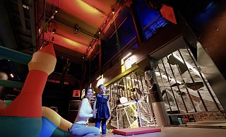 Nila und ihre Mama Victoria helfen bei der Dekorierung des Tanzclubs. - Peter Unger Nila und ihre Mama Victoria helfen bei der Dekorierung des Tanzclubs. - Peter Unger