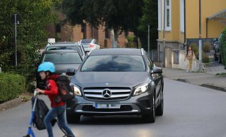 Die Verkehrssituation für die Schülerinnen und Schüler der Grundschule Falkstraße ist durchaus anspruchsvoll. Deswegen wurde hier eine Schulstraße eingerichtet. - Claus Frickemeier Die Verkehrssituation für die Schülerinnen und Schüler der Grundschule Falkstraße ist durchaus anspruchsvoll. Deswegen wurde hier eine Schulstraße eingerichtet. - Claus Frickemeier