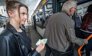 Schlange stehen am Bus: Das soll es künftig weniger geben, da sowohl Papiertickets zum Entwerten wegfallen als auch das Bezahlen mit Bargeld. Einsteigen ist jetzt überall erlaubt. Lea (24) hat ein Studi-Ticket, ahnt aber, dass ältere Menschen mit den Neuerungen so ihre Probleme haben könnten. Auch der Wegfall des Vierertickets könne viele verärgern. - Sarah Jonek Schlange stehen am Bus: Das soll es künftig weniger geben, da sowohl Papiertickets zum Entwerten wegfallen als auch das Bezahlen mit Bargeld. Einsteigen ist jetzt überall erlaubt. Lea (24) hat ein Studi-Ticket, ahnt aber, dass ältere Menschen mit den Neuerungen so ihre Probleme haben könnten. Auch der Wegfall des Vierertickets könne viele verärgern. - Sarah Jonek