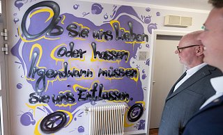 Ministerialrat Uwe Nelle-Cornelsen und Landtagsabgeordneter Tom Brüntrup (r.) schmunzeln im Jugendhaus über dieses Graffiti. - Oliver Krato Ministerialrat Uwe Nelle-Cornelsen und Landtagsabgeordneter Tom Brüntrup (r.) schmunzeln im Jugendhaus über dieses Graffiti. - Oliver Krato