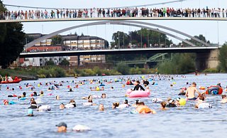 Zahlreiche Menschen schauten sich das Spektakel im Fluss von der Weserbrücke aus an. MT-Foto: - Alex Lehn Zahlreiche Menschen schauten sich das Spektakel im Fluss von der Weserbrücke aus an. MT-Foto: - Alex Lehn