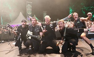 The Cloverhearts um Frontmann Sam Cooper (3. v. l.) aus Australien sind die am schnellsten gewachsenen Newcomer der Celtic-Punk-Szene. Auch dem Publikum im Ilweder Wäldchen gefielen die Dudelsackhymnen und Tin-Whistle-Ohrwürmer. - Sonja Rohlfing The Cloverhearts um Frontmann Sam Cooper (3. v. l.) aus Australien sind die am schnellsten gewachsenen Newcomer der Celtic-Punk-Szene. Auch dem Publikum im Ilweder Wäldchen gefielen die Dudelsackhymnen und Tin-Whistle-Ohrwürmer. - Sonja Rohlfing