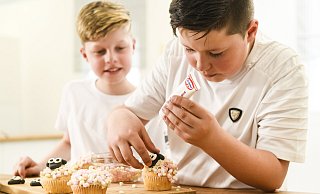 Backen, dekorieren und genießen ist das Motto beim Kindergeburtstag in der Dr.-Oetker-Versuchsküche in Bielefeld. - Oetker Backen, dekorieren und genießen ist das Motto beim Kindergeburtstag in der Dr.-Oetker-Versuchsküche in Bielefeld. - Oetker