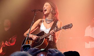 Mit 27 Jahren schon eine der großen deutschen Pop-Diven: Leonie Burger aus Cham tritt beim Open-Air-Festival BOA Rocks in Büren auf. 2024 spielte sie in Rietberg. - Edwin Rekate Mit 27 Jahren schon eine der großen deutschen Pop-Diven: Leonie Burger aus Cham tritt beim Open-Air-Festival BOA Rocks in Büren auf. 2024 spielte sie in Rietberg. - Edwin Rekate