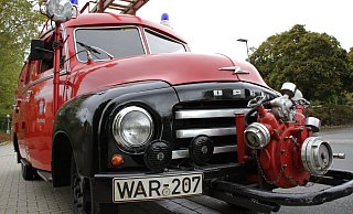 Das Schmuckstück der Warburger Feuerwehr, das LF 8, ein Opel Blitz, Baujahr 1955. Das Löschfahrzeug wurde 2002 offiziell außer Dienst gestellt. Das Kennzeichen durfte es behalten. - Dieter Scholz Das Schmuckstück der Warburger Feuerwehr, das LF 8, ein Opel Blitz, Baujahr 1955. Das Löschfahrzeug wurde 2002 offiziell außer Dienst gestellt. Das Kennzeichen durfte es behalten. - Dieter Scholz