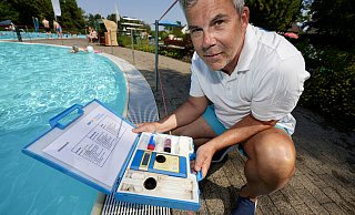 Kleiner Koffer für große Hygiene: Enrico Lüdtke leitet das Freibad Dornberg im Bielefelder Westen. Gemeinsam mit seinen Kollegen prüft er dreimal am Tag die Wasserqualität. - Peter Unger Kleiner Koffer für große Hygiene: Enrico Lüdtke leitet das Freibad Dornberg im Bielefelder Westen. Gemeinsam mit seinen Kollegen prüft er dreimal am Tag die Wasserqualität. - Peter Unger