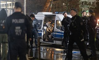 Die Polizei musste die erhitzten Gemüter auf dem Kesselbrink wieder abkühlen. - Symbolfoto: Oliver Krato Die Polizei musste die erhitzten Gemüter auf dem Kesselbrink wieder abkühlen. - Symbolfoto: Oliver Krato