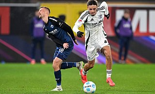 Eine Halbzeit lang stand Sebastian Klaas (links) für den SC Paderborn gegen Schalke auf dem Platz - die 2:4-Niederlage konnte er dennoch nicht verhindern. - IMAGO/Ulrich Hufnagel Eine Halbzeit lang stand Sebastian Klaas (links) für den SC Paderborn gegen Schalke auf dem Platz - die 2:4-Niederlage konnte er dennoch nicht verhindern. - IMAGO/Ulrich Hufnagel