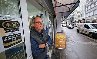 Aus dem Eingang seines Geschäfts blickt Andreas Funke auf die Wilhelmstraße. Erst vor Kurzem ist die Baustelle der Wissenswerkstadt abgeräumt worden. - Andreas Zobe Aus dem Eingang seines Geschäfts blickt Andreas Funke auf die Wilhelmstraße. Erst vor Kurzem ist die Baustelle der Wissenswerkstadt abgeräumt worden. - Andreas Zobe