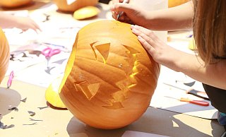 Halloween kann kommen: ein fertig geschnitzter Kürbis. - Claus Frickemeier Halloween kann kommen: ein fertig geschnitzter Kürbis. - Claus Frickemeier
