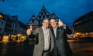 Paderborns Bürgermeister Michael Dreier (l.) weist seinen Nachfolger Stefan-Oliver Strate in den nächsten Wochen in die Rathaus-Geschäfte ein. - BESIM MAZHIQI Paderborns Bürgermeister Michael Dreier (l.) weist seinen Nachfolger Stefan-Oliver Strate in den nächsten Wochen in die Rathaus-Geschäfte ein. - BESIM MAZHIQI