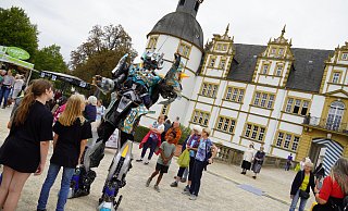 Oliver Kessler spaziert bei der Performance 2025 als Robotman durch den Neuhäuser Schlosspark. - Felix Schwien Oliver Kessler spaziert bei der Performance 2025 als Robotman durch den Neuhäuser Schlosspark. - Felix Schwien
