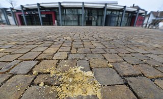 Regelrecht zerbröselt ist beispielsweise dieser Stein an der Stadthalle. Schadstellen finden sich überall in der Innenstadt. - Thomas Kube Regelrecht zerbröselt ist beispielsweise dieser Stein an der Stadthalle. Schadstellen finden sich überall in der Innenstadt. - Thomas Kube