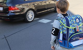 Der Junge war auf dem Heimweg von der Grundschule, als ein Autofahrer ihn mitnehmen wollte. - Symbolfoto: Udo Herrmann/Chromorgange Der Junge war auf dem Heimweg von der Grundschule, als ein Autofahrer ihn mitnehmen wollte. - Symbolfoto: Udo Herrmann/Chromorgange