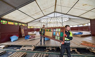 Der "Rohbau" steht schon im Ravensberger Park. Im nächsten Schritt werden 50 Buntglasfenster im Spiegelzelt eingesetzt. - Oliver Krato Der "Rohbau" steht schon im Ravensberger Park. Im nächsten Schritt werden 50 Buntglasfenster im Spiegelzelt eingesetzt. - Oliver Krato
