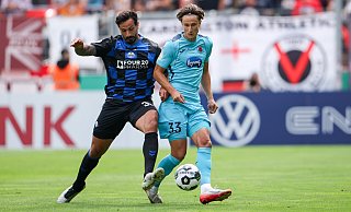Im DFB-Pokal duellierte sich Kölns Jonah Sticker (rechts) noch mit Paderborns Adriano Grimaldi. Während der Angreifer kurz vor dem Absprung steht, ist der Zugang Stickers fix. - picture alliance/dpa Im DFB-Pokal duellierte sich Kölns Jonah Sticker (rechts) noch mit Paderborns Adriano Grimaldi. Während der Angreifer kurz vor dem Absprung steht, ist der Zugang Stickers fix. - picture alliance/dpa