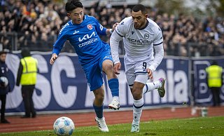 Jeredy Hilterman (r. gegen Daiki Shigeno) hatte in der dritten Minute bereits die Arminia-Führung auf dem Fuß. - Sarah Jonek Jeredy Hilterman (r. gegen Daiki Shigeno) hatte in der dritten Minute bereits die Arminia-Führung auf dem Fuß. - Sarah Jonek