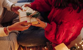 Im Kreis Paderborn würden sich viele bedürftige Menschen über ein Weihnachtsgeschenk freuen. - imago/Westend61 Im Kreis Paderborn würden sich viele bedürftige Menschen über ein Weihnachtsgeschenk freuen. - imago/Westend61