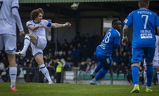 Arminia-Kapitän Mael Corboz hat abgezogen, der Ball landet zur frühen Bielefelder Führung im Herner Tornetz. - Sarah Jonek Arminia-Kapitän Mael Corboz hat abgezogen, der Ball landet zur frühen Bielefelder Führung im Herner Tornetz. - Sarah Jonek