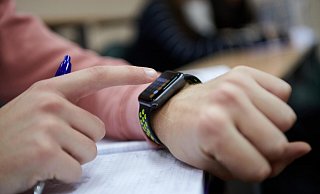Smartwatches sieht man mittlerweile auch in den Gütersloher Schulen. - picture alliance / PantherMedia Smartwatches sieht man mittlerweile auch in den Gütersloher Schulen. - picture alliance / PantherMedia