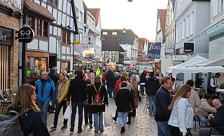 Am verkaufsoffenen Sonntag zog es zahlreiche Besucher und Besucherinnen in die Lübbecker Innenstadt. Das sonnige Wetter lud zum Bummeln und Verweilen ein. - Marco Hilla Am verkaufsoffenen Sonntag zog es zahlreiche Besucher und Besucherinnen in die Lübbecker Innenstadt. Das sonnige Wetter lud zum Bummeln und Verweilen ein. - Marco Hilla