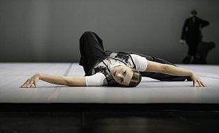 Die Tanz-Produktion des Theater Bielefeld zeigt überraschende Bewegungsabfolgen, die Publikums-Erwartungen konterkarieren, hier mit Tänzerin Dorėja Atkočiūnas. - Bettina Stöß Die Tanz-Produktion des Theater Bielefeld zeigt überraschende Bewegungsabfolgen, die Publikums-Erwartungen konterkarieren, hier mit Tänzerin Dorėja Atkočiūnas. - Bettina Stöß