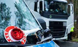 Kurz nach dem Einsatz gingen die Beamten zur Kontrolle mehrerer Lkw über. - phogura - stock.adobe.com Kurz nach dem Einsatz gingen die Beamten zur Kontrolle mehrerer Lkw über. - phogura - stock.adobe.com