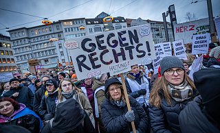 Anfang Februar gab es in Bielefeld die letzte große Demo gegen Rechts. Nun hatte das Bündnis gegen Rechts eine Mahnwache vor dem Großen Ratssaal geplant, wo der Seniorenrat mit allen OB-Bewerbern, auch dem der AfD, diskutieren wollte. - Sarah Jonek Anfang Februar gab es in Bielefeld die letzte große Demo gegen Rechts. Nun hatte das Bündnis gegen Rechts eine Mahnwache vor dem Großen Ratssaal geplant, wo der Seniorenrat mit allen OB-Bewerbern, auch dem der AfD, diskutieren wollte. - Sarah Jonek