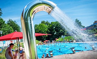 Genau das Richtige an schönen Sommertagen: Das Freibad Schröttinghausen ist nur eine von zahlreichen Möglichkeiten, in Bielefeld Abkühlung zu finden. - Barbara Franke Genau das Richtige an schönen Sommertagen: Das Freibad Schröttinghausen ist nur eine von zahlreichen Möglichkeiten, in Bielefeld Abkühlung zu finden. - Barbara Franke