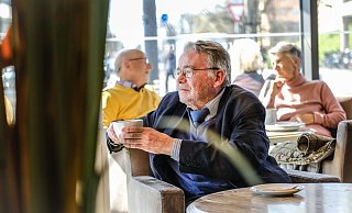 Einsamkeitsgefühle, auch wenn er unter Menschen ist, hat dieser 73-Jährige Hannoveraner, der epd-Medien 2023 seine Geschichte erzählt hat. - epd-bild/Jens Schulze Einsamkeitsgefühle, auch wenn er unter Menschen ist, hat dieser 73-Jährige Hannoveraner, der epd-Medien 2023 seine Geschichte erzählt hat. - epd-bild/Jens Schulze