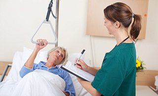 Pflegekraft im Gespräch mit einer Patientin: Frühzeitige Planung erleichtert den Übergang in die Pflege. - stock.adobe.com Pflegekraft im Gespräch mit einer Patientin: Frühzeitige Planung erleichtert den Übergang in die Pflege. - stock.adobe.com