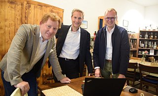 Die CDU Enger - hier bei ihrer Wahlparty: René Siekmann (v. l.), der neue Engeraner Bürgermeister Stefan Böske und der CDU-Stadtverbandsvorsitzende Ronald Aßbrock. - Mareike Patock Die CDU Enger - hier bei ihrer Wahlparty: René Siekmann (v. l.), der neue Engeraner Bürgermeister Stefan Böske und der CDU-Stadtverbandsvorsitzende Ronald Aßbrock. - Mareike Patock