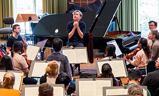 Jonathan Bloxham schätzt die intensive Arbeit mit dem Orchester. Für ihn hat Musik eine "Grammatik", die es zu verstehen und in Klang zu übersetzen gilt. - Ralf Bittner Jonathan Bloxham schätzt die intensive Arbeit mit dem Orchester. Für ihn hat Musik eine "Grammatik", die es zu verstehen und in Klang zu übersetzen gilt. - Ralf Bittner