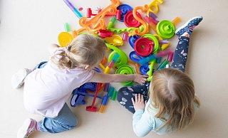 Kinder beim gemeinsamen Spielen: Trotz finanzieller Kürzungen bleibt die Betreuungsqualität in Herforder Kitas dank städtischer Unterstützung gesichert. - picture alliance/dpa/dpa-Zentralbild Kinder beim gemeinsamen Spielen: Trotz finanzieller Kürzungen bleibt die Betreuungsqualität in Herforder Kitas dank städtischer Unterstützung gesichert. - picture alliance/dpa/dpa-Zentralbild