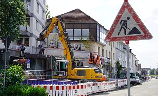 Vor dem Capitol in Paderborn steht ein großes Gerät. - Felix Schwien Vor dem Capitol in Paderborn steht ein großes Gerät. - Felix Schwien
