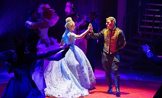 Diana Bärhold und Lukas Baeskow spielen im Paderborner Weihnachtscircus die Hauptrollen Cinderella und Prinz. - Niklas Tüns Diana Bärhold und Lukas Baeskow spielen im Paderborner Weihnachtscircus die Hauptrollen Cinderella und Prinz. - Niklas Tüns