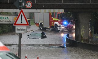 Die Gaußstraße hat sich im Bereich der Unterführung immer wieder in einem Fluss verwandelt. Starkregen wird auch in Herford zum Problem. - Claus Frickemeier Die Gaußstraße hat sich im Bereich der Unterführung immer wieder in einem Fluss verwandelt. Starkregen wird auch in Herford zum Problem. - Claus Frickemeier